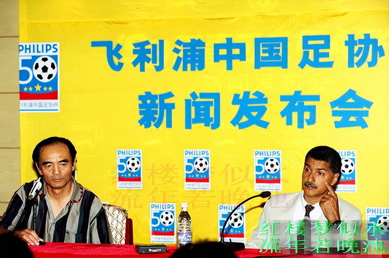 热门足球赛事引发球迷狂热，看点纷呈扣人心弦的简单介绍