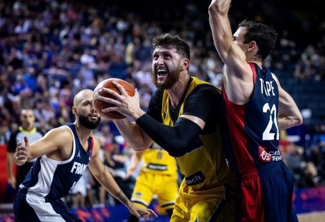 法国队主场大胜波黑，领先优势扩大