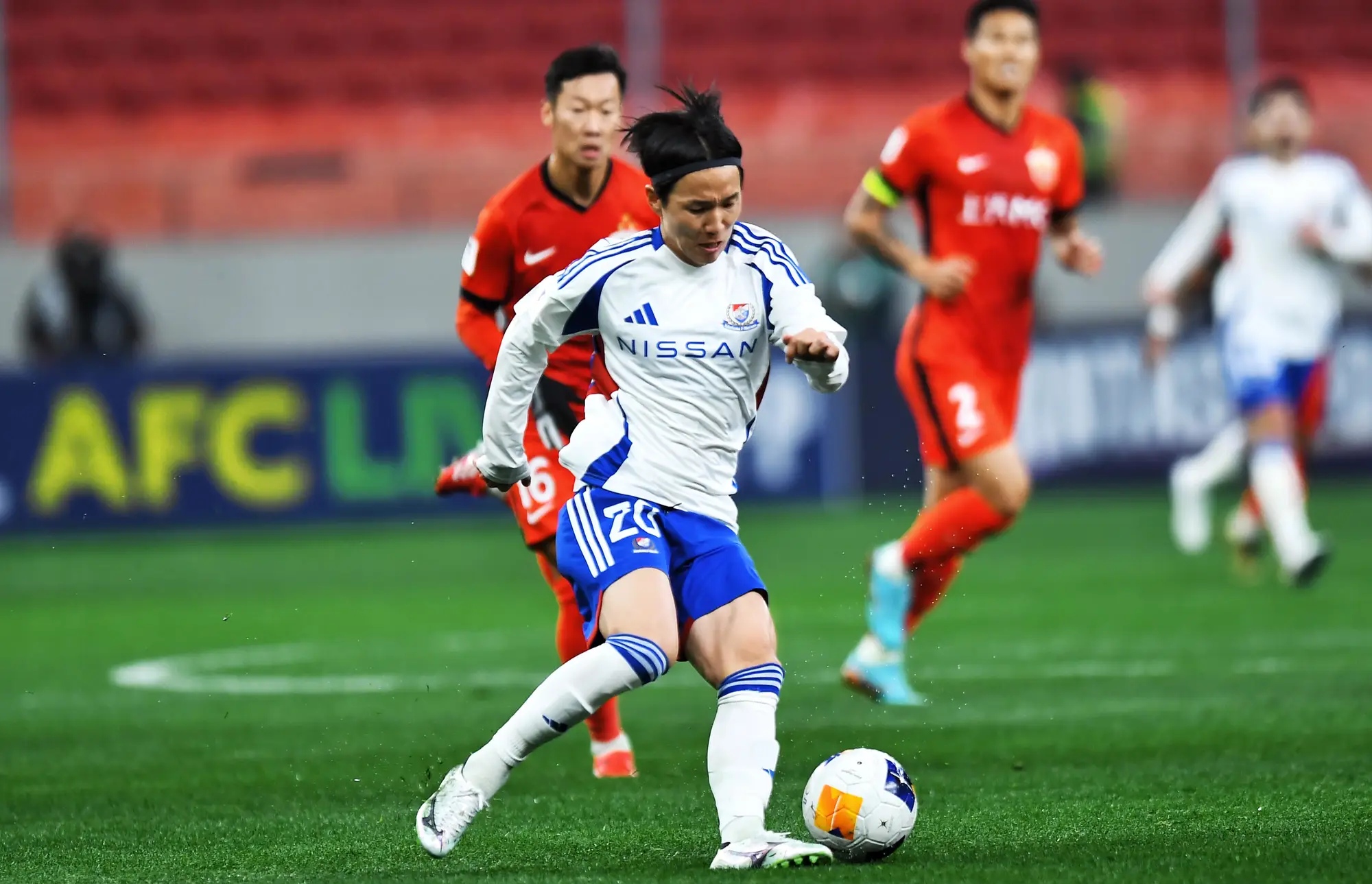 亚洲足球比赛中球队之间的激烈竞争紧张刺激