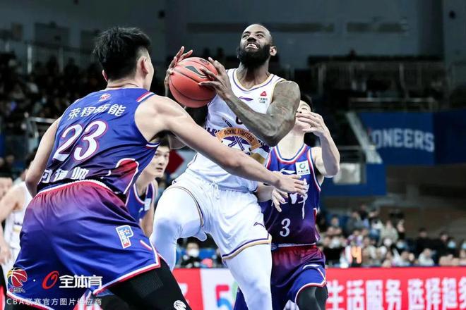 湖北男篮客场击败湖南队，取得关键胜利