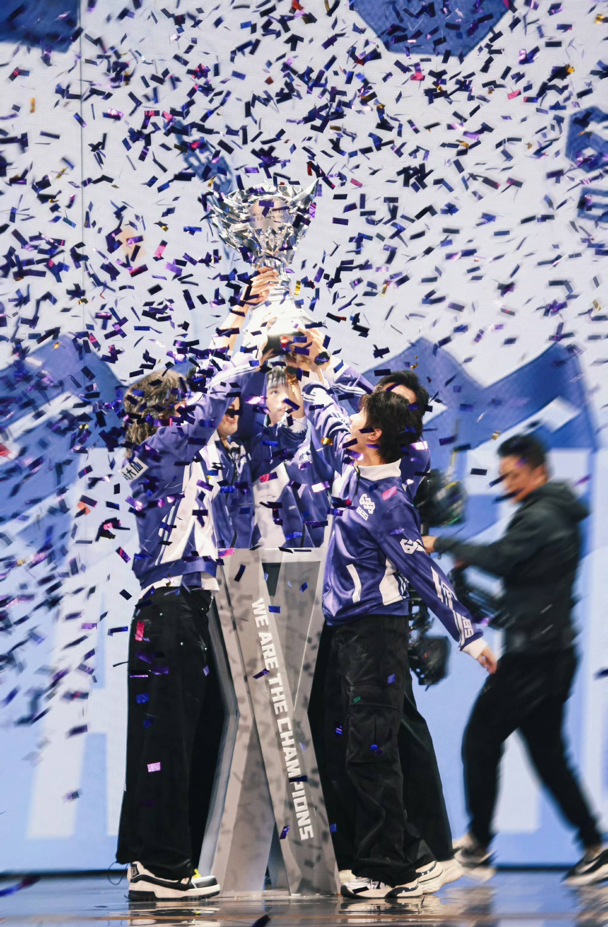 包含冠军庆祝，狂欢大派对的词条