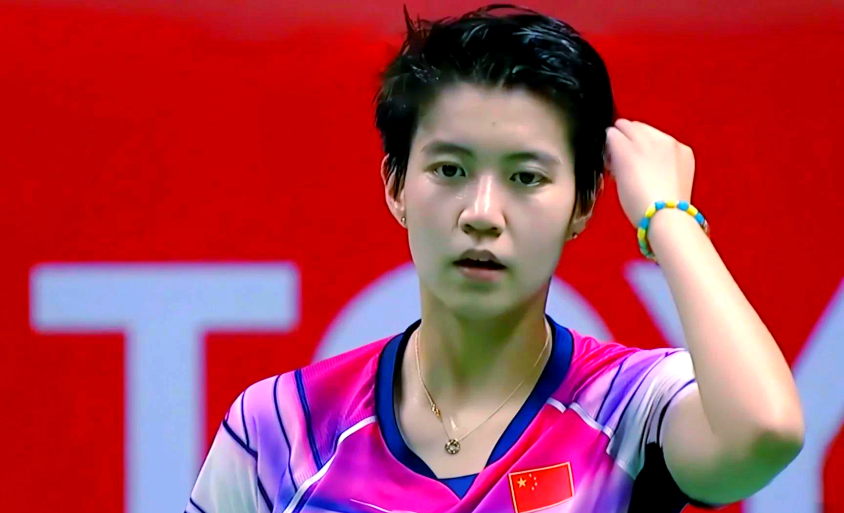 日本女子羽毛球选手夺得冠军，喜极而泣