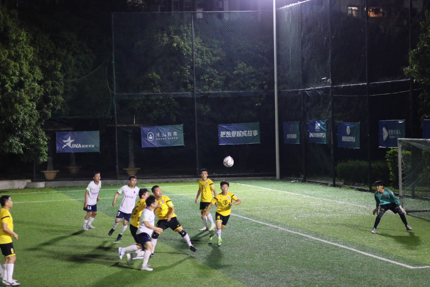 激烈角逐展开，争夺联赛冠军激烈