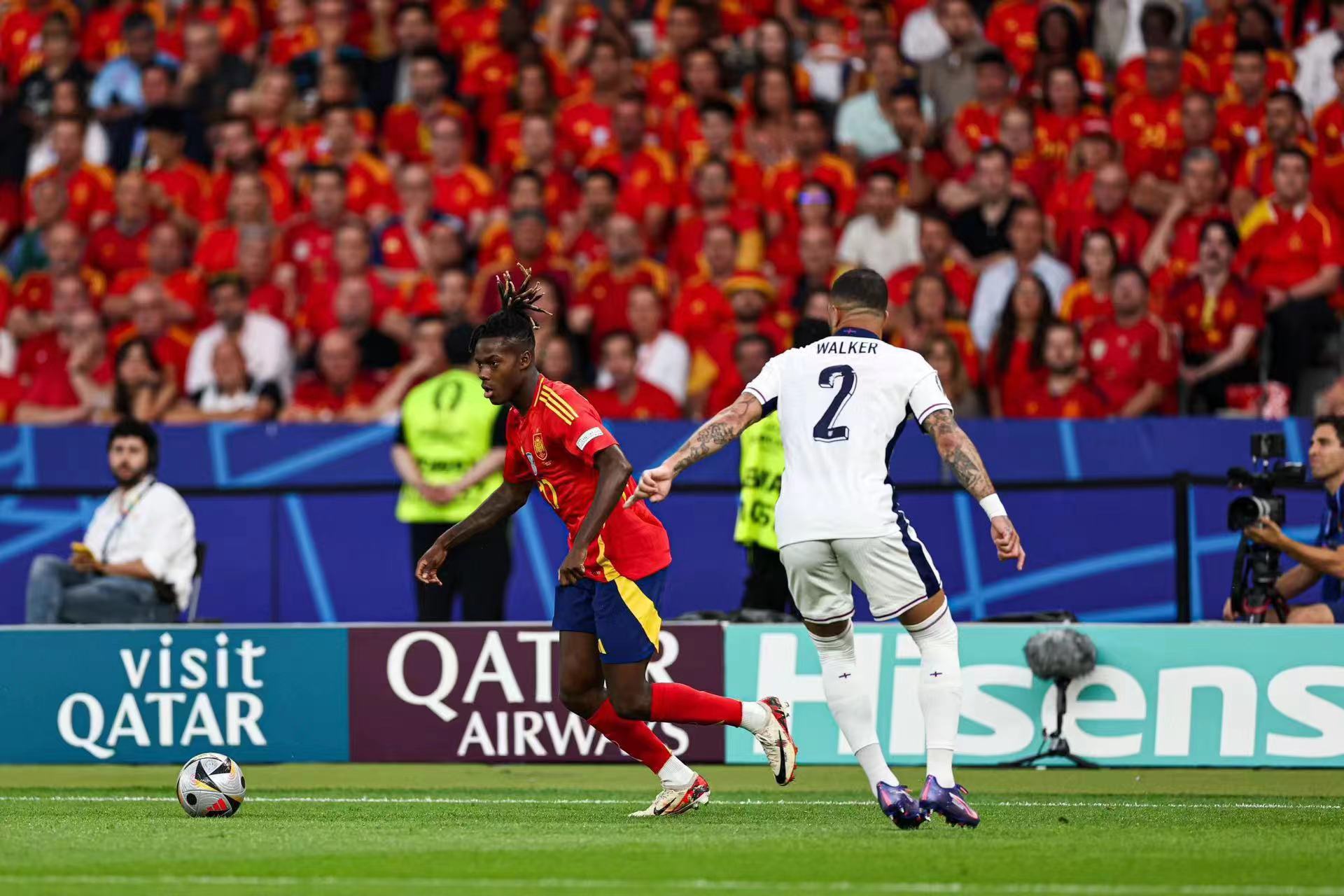 西班牙球队捧起欧洲冠军联赛奖杯