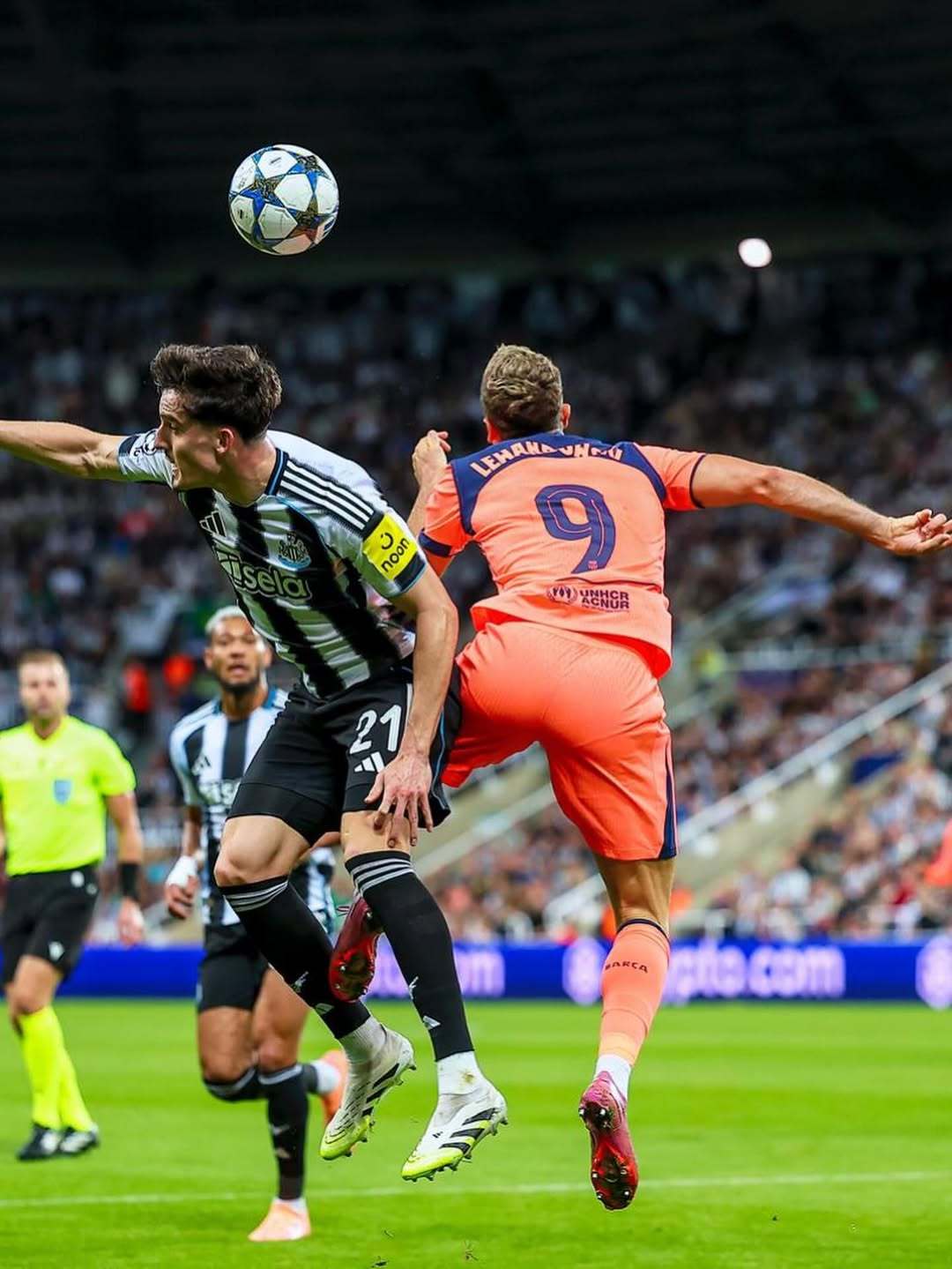 雷火电竞官网-巴萨客场遭遇惨败，危机加重