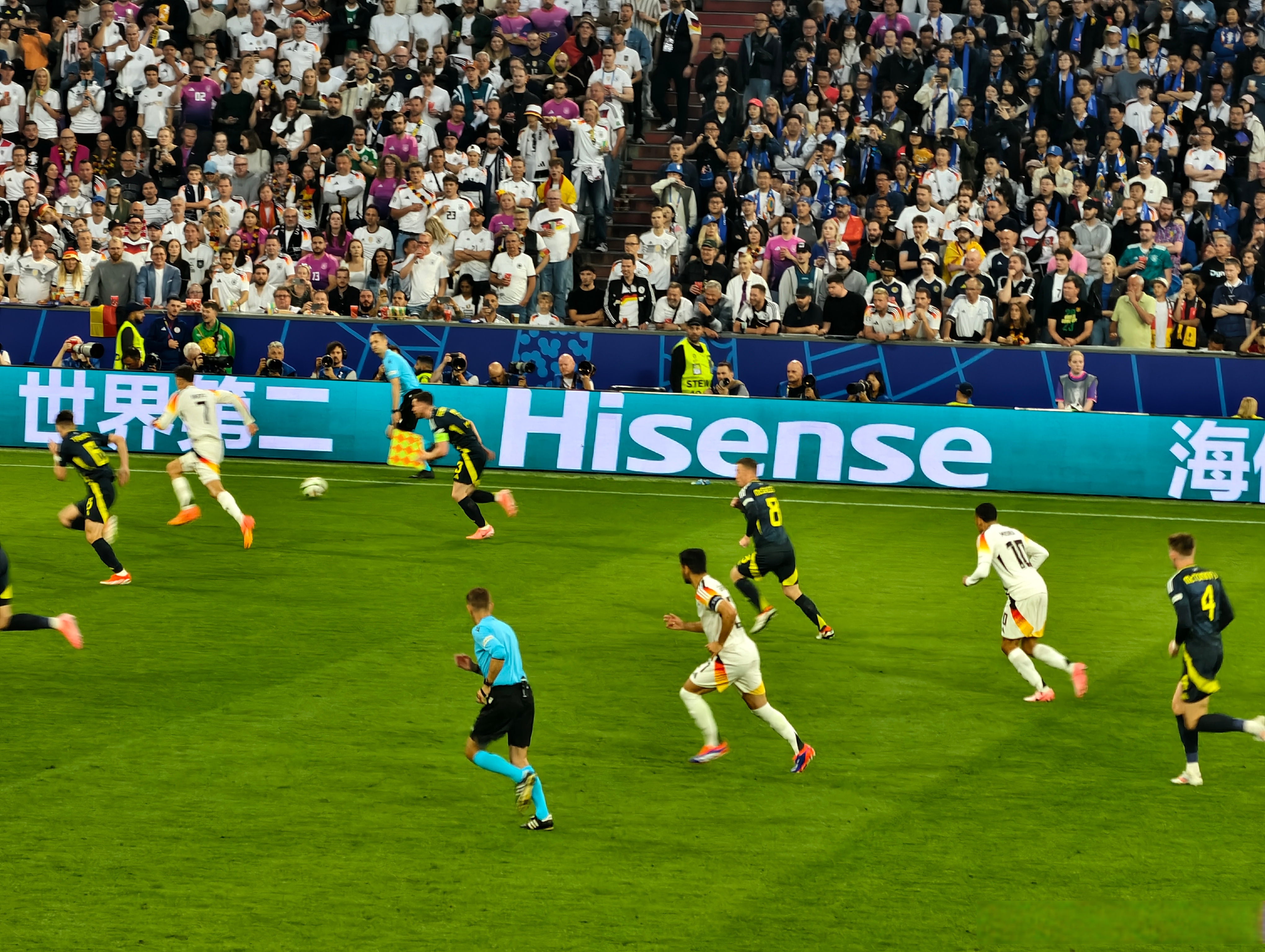 强强对决!欧洲杯预选赛开战瞬间激动人心 强强对决!欧洲杯预选赛开战瞬间激动人心