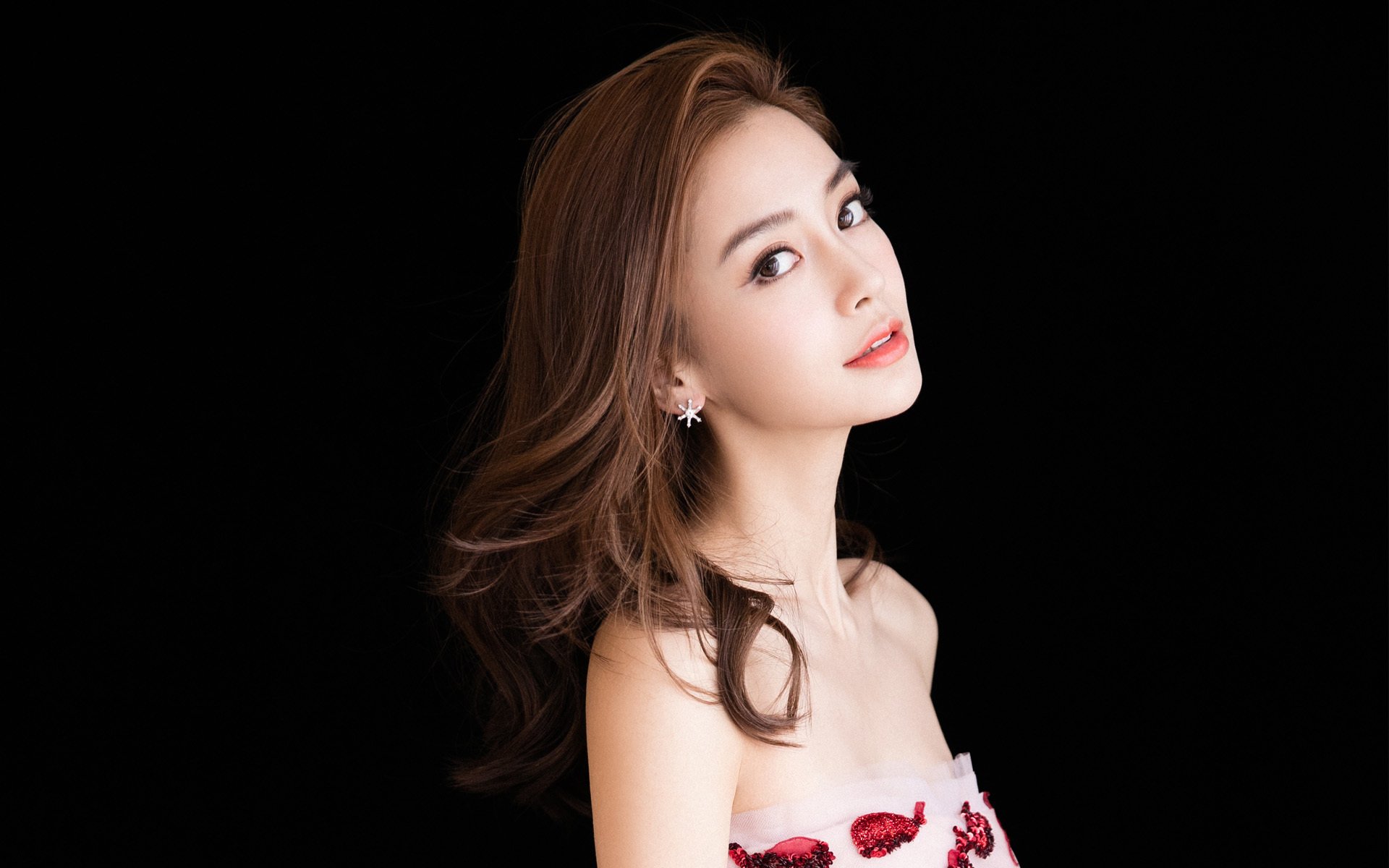 雷火电竞网址-赛场京险夜，当英超争冠悬念扣响中国篮球之门